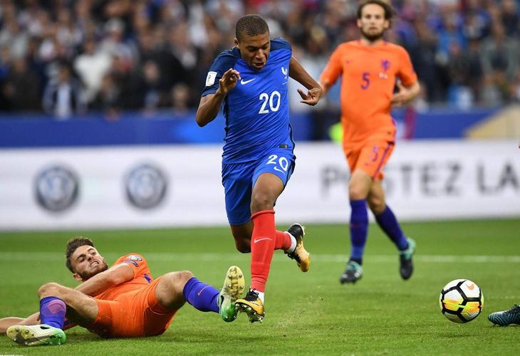 法国荷兰欧洲杯直播（法国对荷兰历史足球比赛）