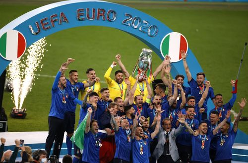 意大利欧洲杯总统颁奖（意大利欧洲杯奖杯）