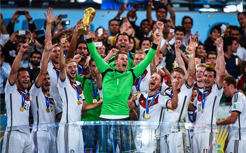德国举起欧洲杯冠军（德国获得欧洲杯）